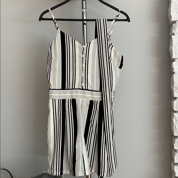 Boohoo shorts romper black and white strips - Picture 5 of 5
